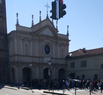 MONCALIERI - Folla silenziosa ai funerali di Andrea Stra: «La Madonna del Rocciamelone ti guiderà nel tuo cammino»
