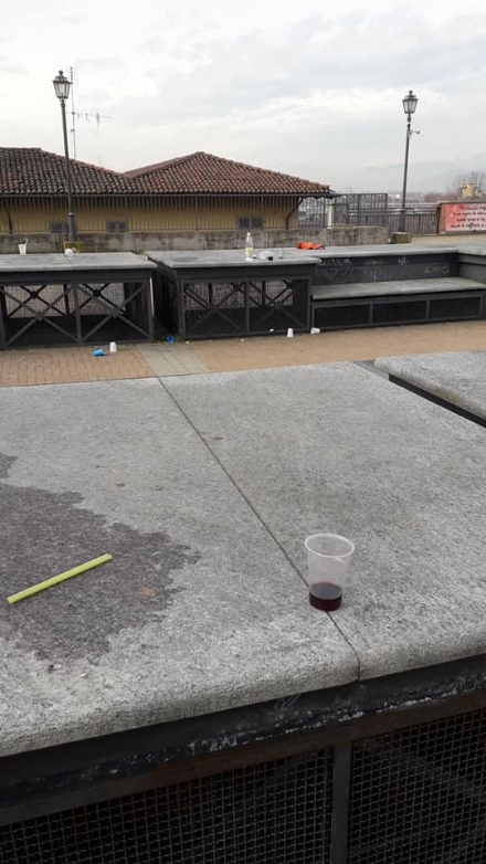 MONCALIERI - Tornano i vandali e gli sporcaccioni sulla terrazza di piazzale Aldo Moro