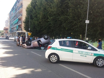NICHELINO - Perde il controllo dell'auto e si schianta contro i veicoli in sosta: una donna ferita