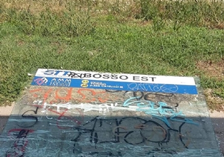 MONCALIERI - Vandali devastano la fermata dell'autobus in corso Trieste