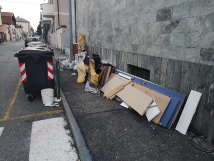 NICHELINO - Altra discarica a cielo aperto in città: via Sassari invasa dai rifiuti