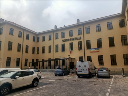 ORBASSANO - Tornano i vandali: rovinata una giostrina nel parco vicino alla piazza del mercato