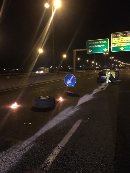 MONCALIERI - Si stacca una ruota da un tir e colpisce un'auto in tangenziale: due feriti