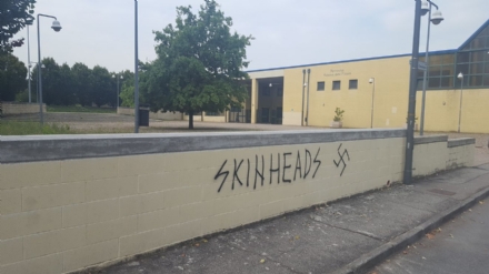 NICHELINO - Vandali-nazisti imbrattano il muro della chiesa al quartiere Castello