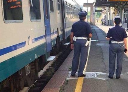 MONCALIERI - Lancia pietre agli operatori della Polfer: arrestato