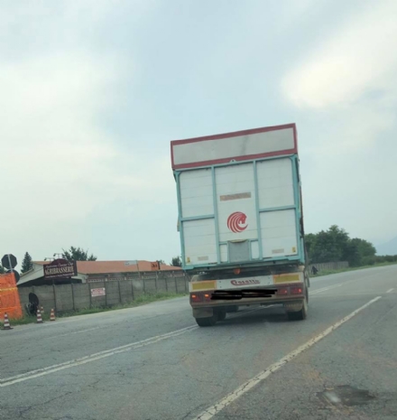PIOSSASCO - Taglia la provinciale 6 con un camion: 'Basta rischiare la vita per i pirati della strada'
