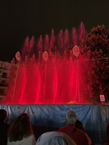 NICHELINO - Lo spettacolo delle fontane danzanti apre la tre giorni di festa della cucina romana