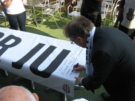 MONCALIERI - Parte dallo Juventus Club cittadino uno striscione che arriverà fino a Cardiff