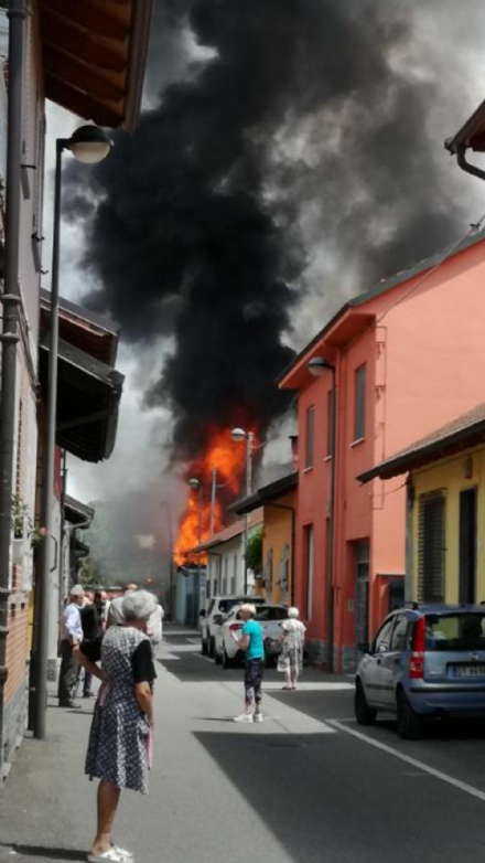 BEINASCO - Magazzino in fiamme a Borgaretto, paura nella frazione