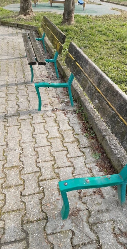 LA LOGGIA - Panchine pubbliche vandalizzate e a pezzi: si aspetta la manutenzione