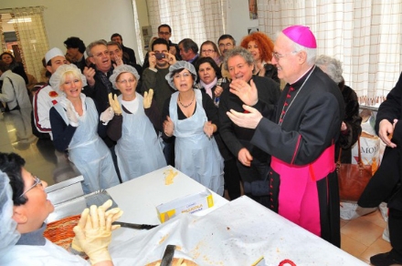 TORINO - Alla mensa dei poveri pasta donata con le bollette azzerate