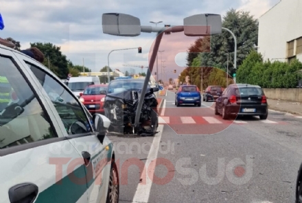 BEINASCO - Ubriaco al volante si schianta con l'auto contro un palo della luce: denunciato