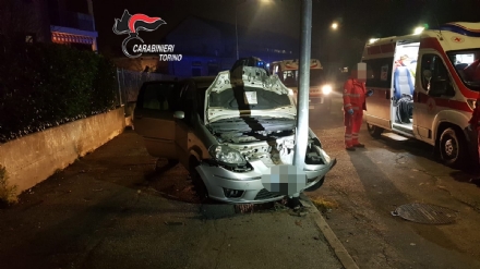 CARMAGNOLA - Rapinano un operaio e rubano l'auto, poi si schiantano contro un palo
