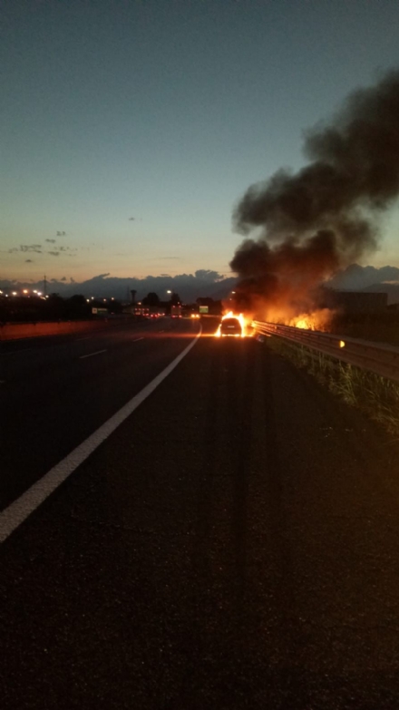 BEINASCO - Auto a fuoco in tangenziale, conducente in salvo