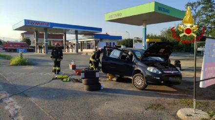 RIVALTA - Vigili del fuoco ad un distributore per una perdita di metano. Traffico chiuso in via Giaveno - LE FOTO -