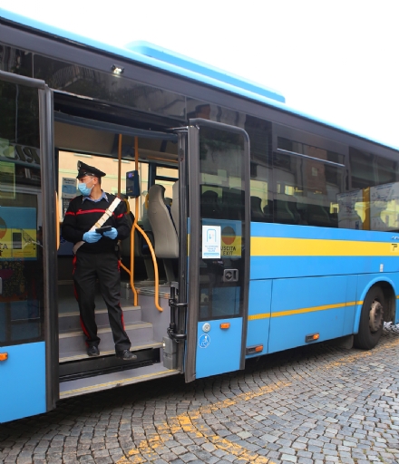 COVID - Sui bus affollati si diffonde il contagio. «Da Roma zero euro per mettere più pullman»
