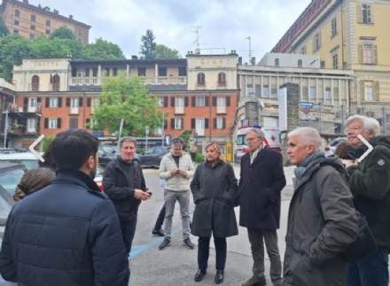MONCALIERI - La candidata Pd in Regione Gianna Pentenero davanti al Santa Croce per ascoltare i guai