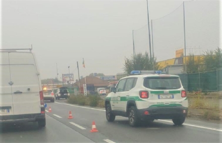 ORBASSANO - Auto impazzita travolge due persone e finisce la propria corsa in un campo di calcio: una donna in prognosi riservata