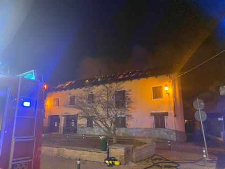 ORBASSANO - Incendio in pieno centro devasta un'abitazione: intervento dei vigili del fuoco
