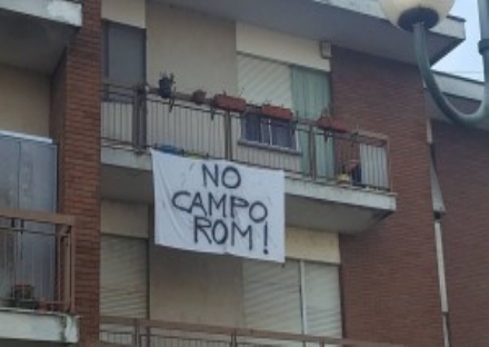 MONCALIERI - I nomadi in via Freylia a metà aprile. Partiti i lavori per il campo.