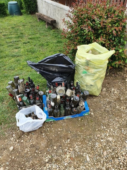 CARIGNANO - Marito e moglie puliscono i fossati attorno a casa e trovano 80 bottiglie di vetro
