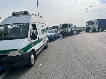 NICHELINO - Il 75% dei camion che passa sul sovrappasso Scarrone non può farlo: solo ieri 23 multe