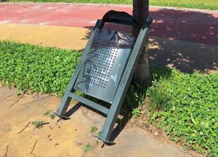 MONCALIERI - Il giardino di via Peschiera preda dei vandali