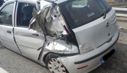 BEINASCO - Perde il controllo della macchina e si schianta sulla rampa del Drosso