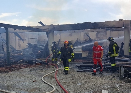 BEINASCO - Incendio nel deposito di un'impresa di costruzioni a Borgaretto: tanta paura, ma nessun ferito