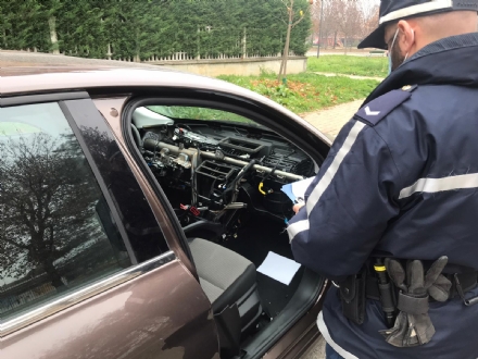NICHELINO - Torna l'allarme dei furti d'auto per i pezzi di ricambio: trovata una Tipo cannibalizzata