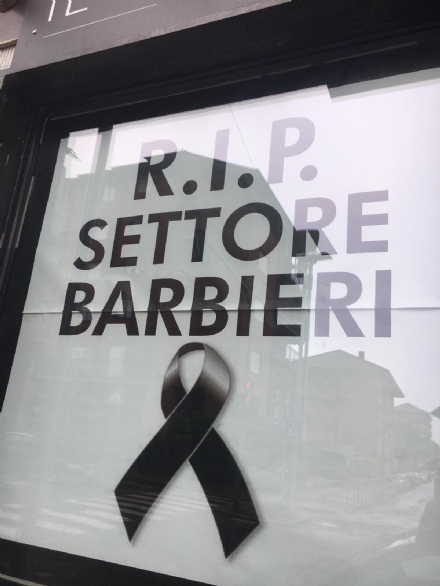 NICHELINO - 'Riposa in pace settori barbieri' la protesta dei parrucchieri ed estetisti
