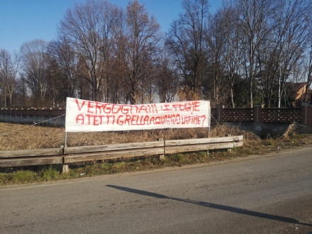 VINOVO - La protesta degli abitanti di Tetti Grella: 'Vogliamo le fogne'