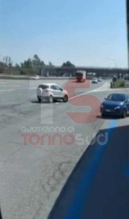 CARMAGNOLA - Il Telepass non le funziona e fa inversione a U in autostrada: fermata dopo 150 metri