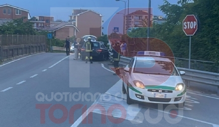 CARMAGNOLA - Al volante dopo aver bevuto troppo si schianta contro il guard rail: denunciata