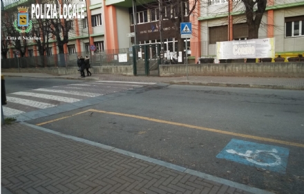 NICHELINO - Parcheggia l'auto nel posto disabili per accompagnare la figlia a scuola: multata