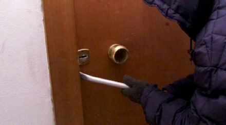 NICHELINO - Colpo dei ladri in un appartamento di via Sassari: rubati soldi e preziosi