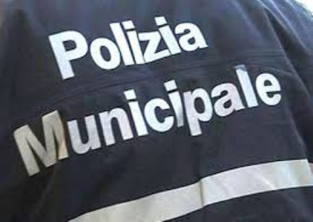 LA LOGGIA - Mentre i proprietari dormono, i ladri rubano l'incasso del negozio e gioielli