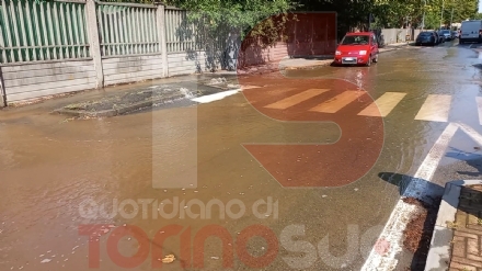 NICHELINO - Esplode una tubatura, strada e marciapiedi allagati tra via Juvarra e via Primo Maggio - FOTO