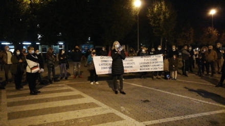 CARMAGNOLA - La manifestazione dei commercianti in piazza IV Martiri: 'Lavorare, nostro diritto'