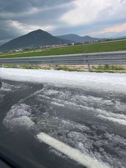 MALTEMPO - Pioggia e grandine da ieri sera sferzano la provincia, Piossasco 'imbiancata' dal ghiaccio