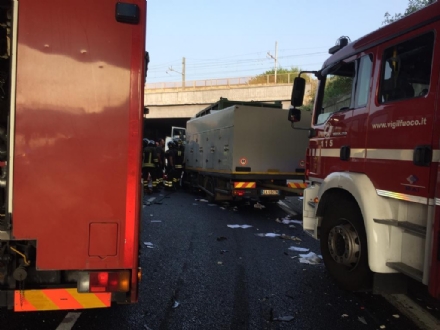 INCIDENTE SULLA TANGENZIALE - Scontro tra due camion al Sito, caos e code chilometriche - FOTO