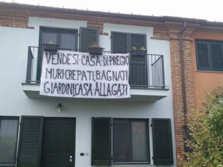 MONCALIERI - La protesta di un casolare a Tetti Piatti: «Raggirati ed alluvionati»