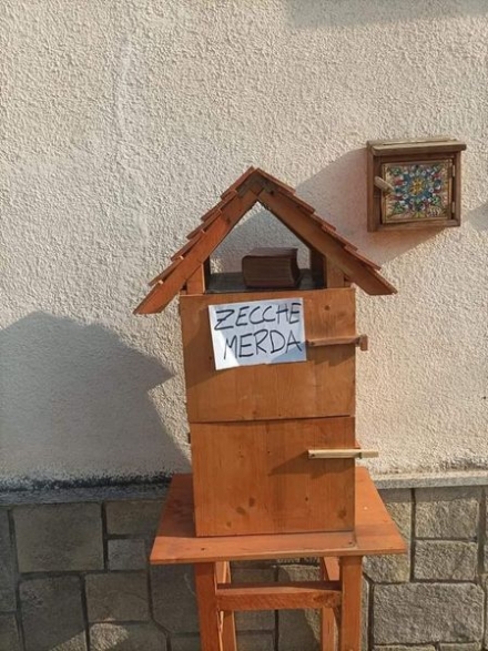 BRUINO - 'Zecche merda', il brutto atto vandalico alla libreria Belleville