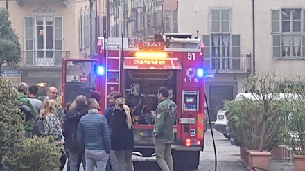 MONCALIERI - Scoppia un incendio in pieno centro, traffico bloccato - FOTO