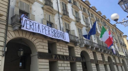 MONCALIERI - Rimosso lo striscione «Verità per Bibbiano» in Regione