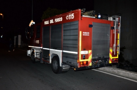 MONCALIERI -  A fuoco un garage di via Pininfarina pieno di immondizia