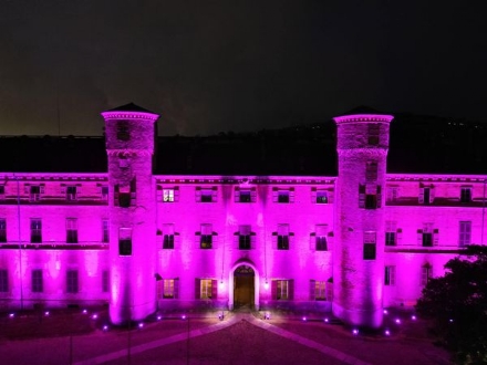 MONCALIERI - Il castello si illumina di rosa per il passaggio del Giro d'Italia