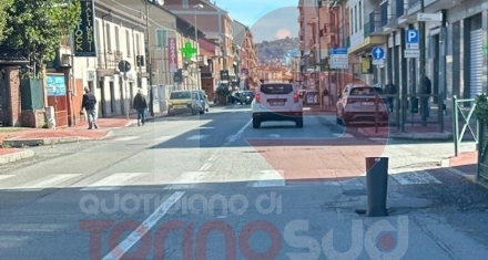 NICHELINO - La pioggia semina buche sulle strade e c'è chi usa un portaombrelli per segnalarle