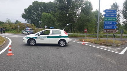 BEINASCO - Circonvallazione di Borgaretto chiusa per un lungo sversamento di olio e carburante