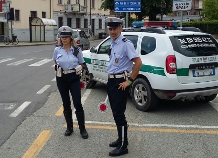 CANDIOLO - Una multa al giorno per i trasgressori che non raccolgono le deiezioni canine